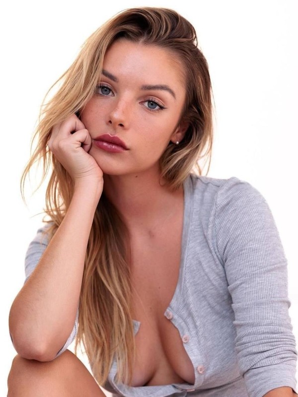 Оля привлекательная девушка из Мариуполя цена от 6000 руб